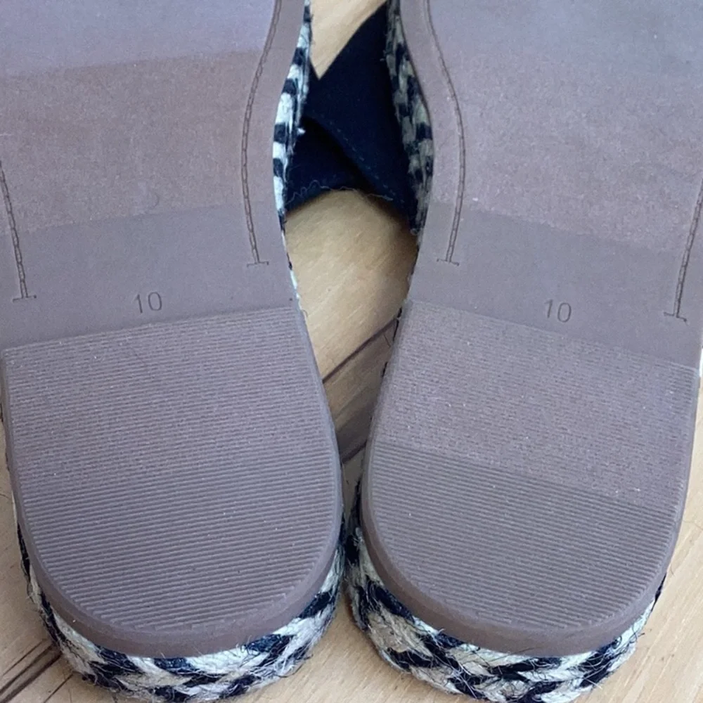 Old Navy woven rope and faux suede slide on sandals. Women’s size 10
